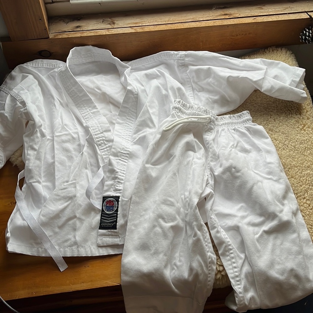 Child’s XS (00) white karate uniform